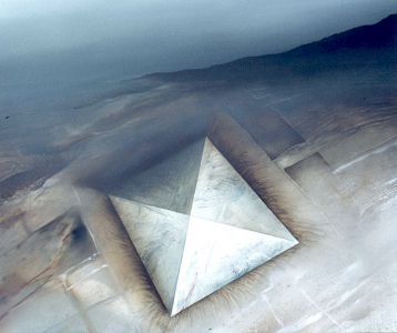 Über der Pyramide, 1982